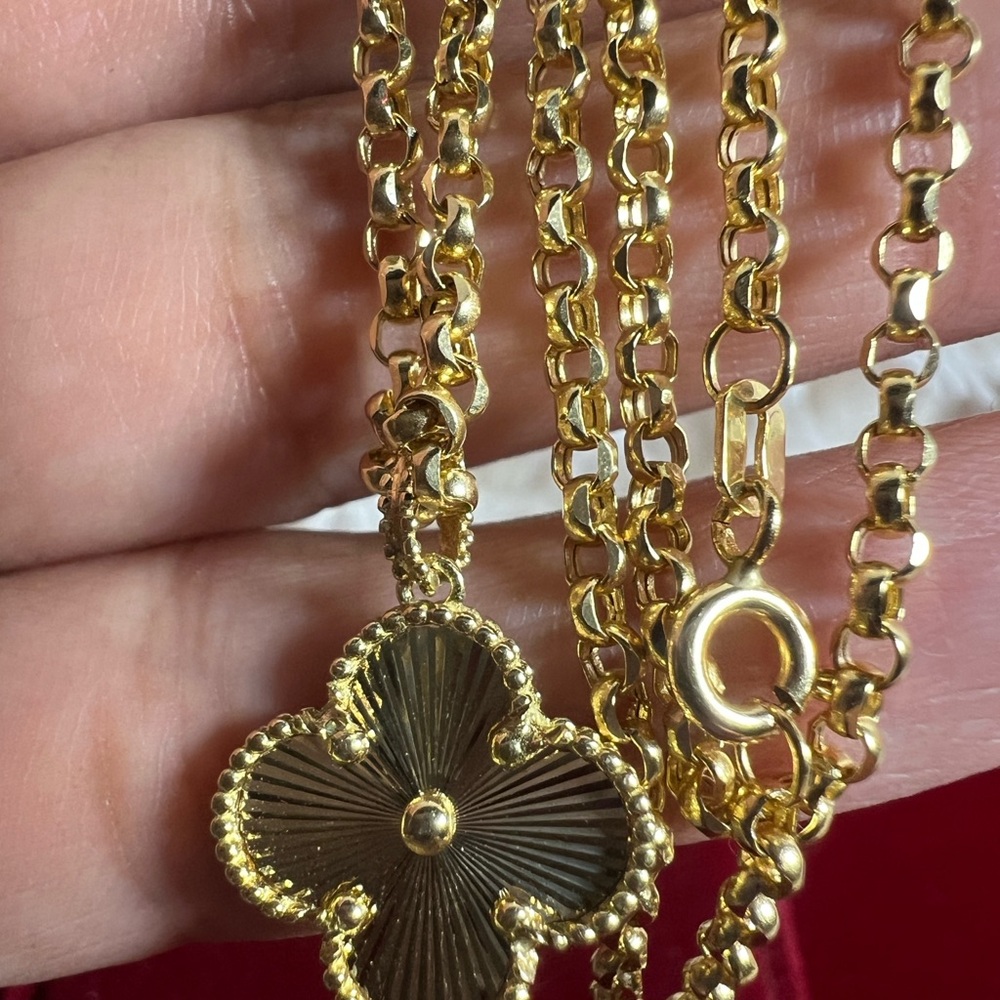 Solid 18k Real Gold Custom Made Clover Pendent Size 12mm( Pendent Only)